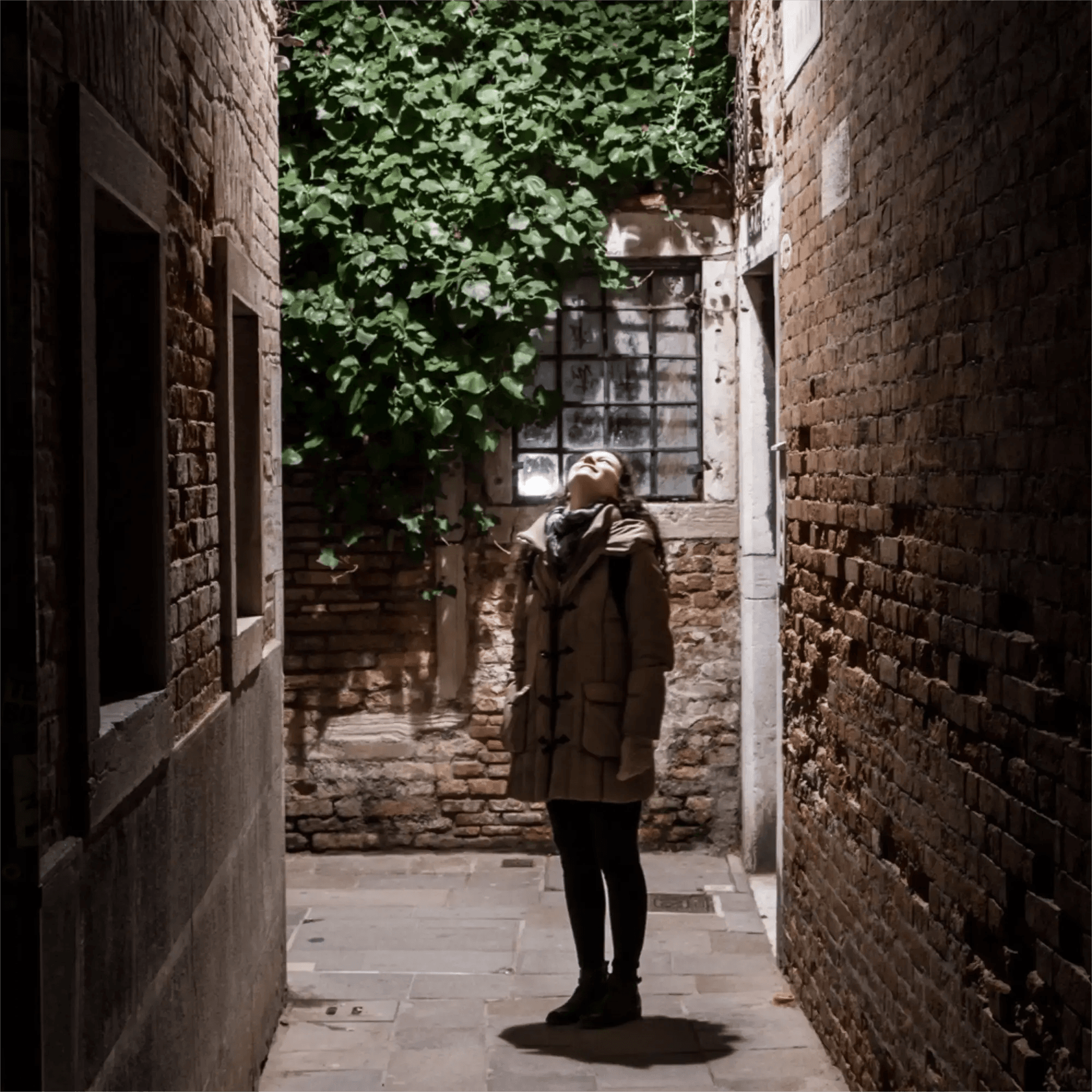 Physalide image, Photo d'une personne dans une ruelle