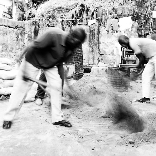 hommes avec des pelles en train de mélanger du ciment in Congo